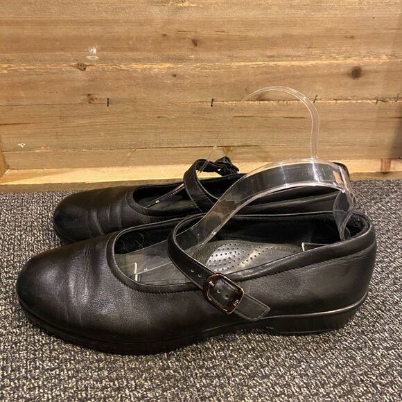 SAS black leather Mary Jane Style Flats Sz 10.5 Narrow - Picture 1 of 10